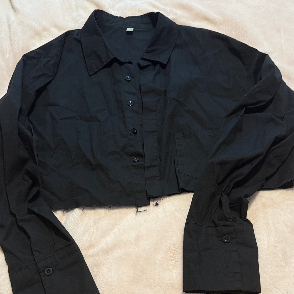 Chic Black Cropped Shirt